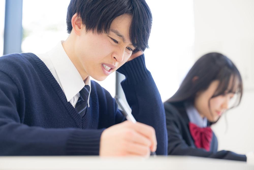 中学生が机に向かわない様子