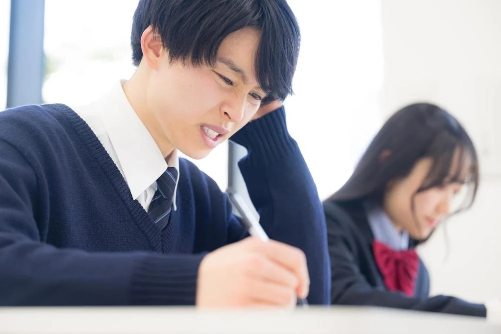 中学生が机に向かわない様子